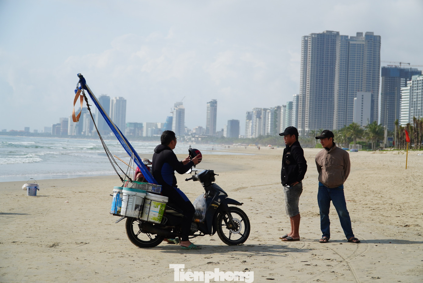 Mùa ốc ruốc thường kéo dài đến tháng 3 âm lịch. Ngư dân tranh thủ khoảng thời gian này đổ ra biển săn "lộc trời".