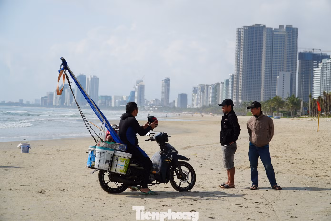 Mùa ốc ruốc thường kéo dài đến tháng 3 âm lịch. Ngư dân tranh thủ khoảng thời gian này đổ ra biển săn "lộc trời".