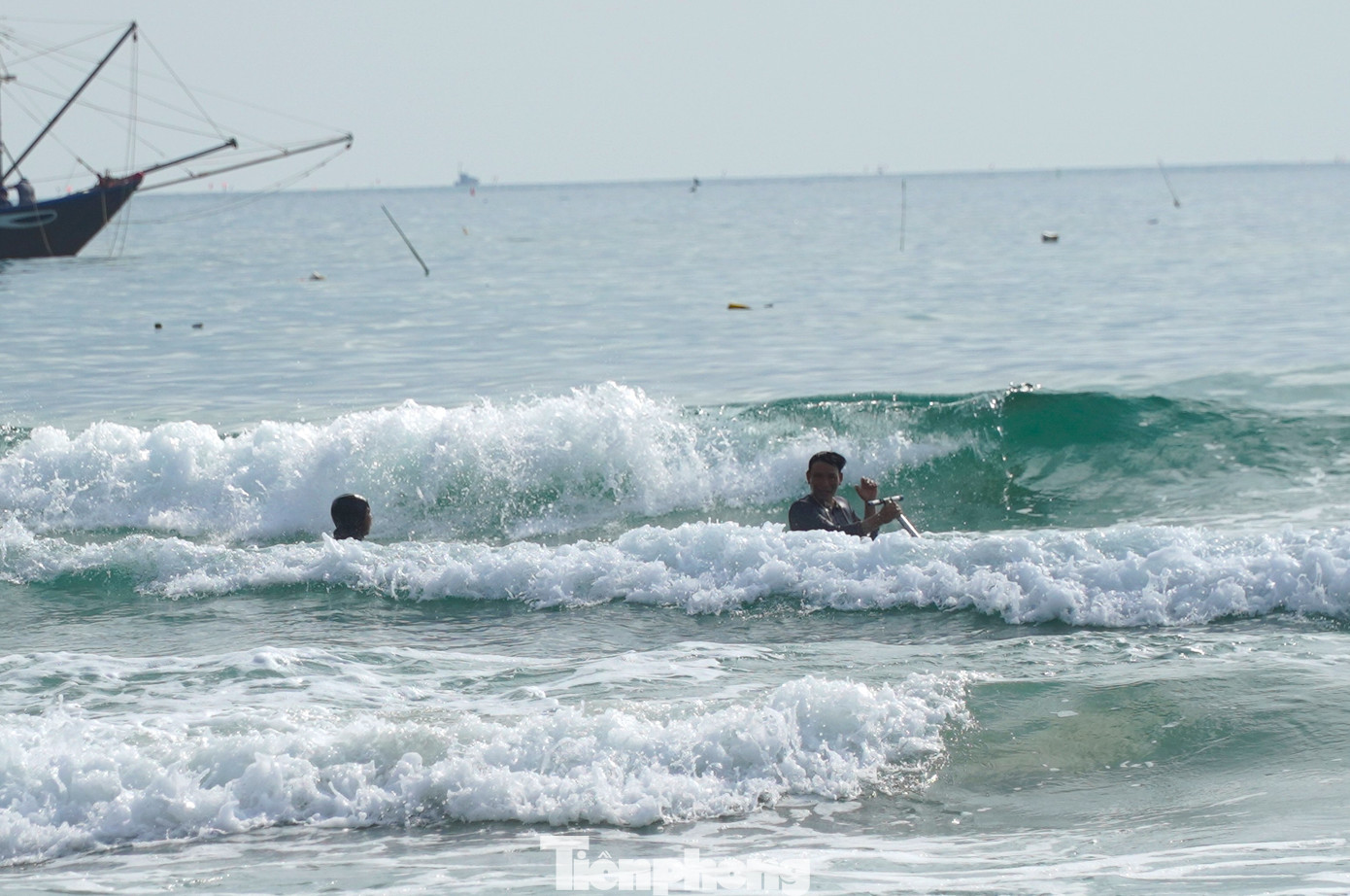 Cào ốc có lúc nước êm, cũng có khi sóng dập đến lút đầu. "Tụi tui chỉ cào ở mức nước mấp mé đầu trở xuống, nhiều lúc sóng mạnh vùi cả đầu. Mỗi đợt cào vậy tầm một tiếng đồng hồ sẽ lên bờ nghỉ và cất bớt ốc. Trừ khi có chỗ ốc dày quá, sinh 'ham' sẽ cào lâu hơn", anh Hoàng Văn Sơn (quận Sơn Trà) nói.