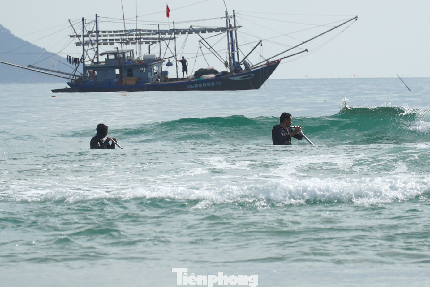 Đi dọc các bãi biển Đà Nẵng những ngày này không khó để bắt gặp những ngư dân đánh vật với sóng nước để cào ốc lể (còn được biết đến với tên gọi khác là ốc gạo hoặc ốc ruốc, thường xuất hiện vào tháng giêng đến tháng 4 âm lịch hằng năm), nhất là khu vực biển quận Sơn Trà. Ảnh: Thanh Hiền.