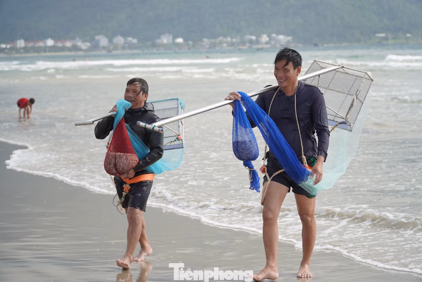 Mùa ốc ruốc thường kéo dài đến tháng 3 âm lịch. Ngư dân tranh thủ khoảng thời gian này đổ ra biển săn "lộc trời".