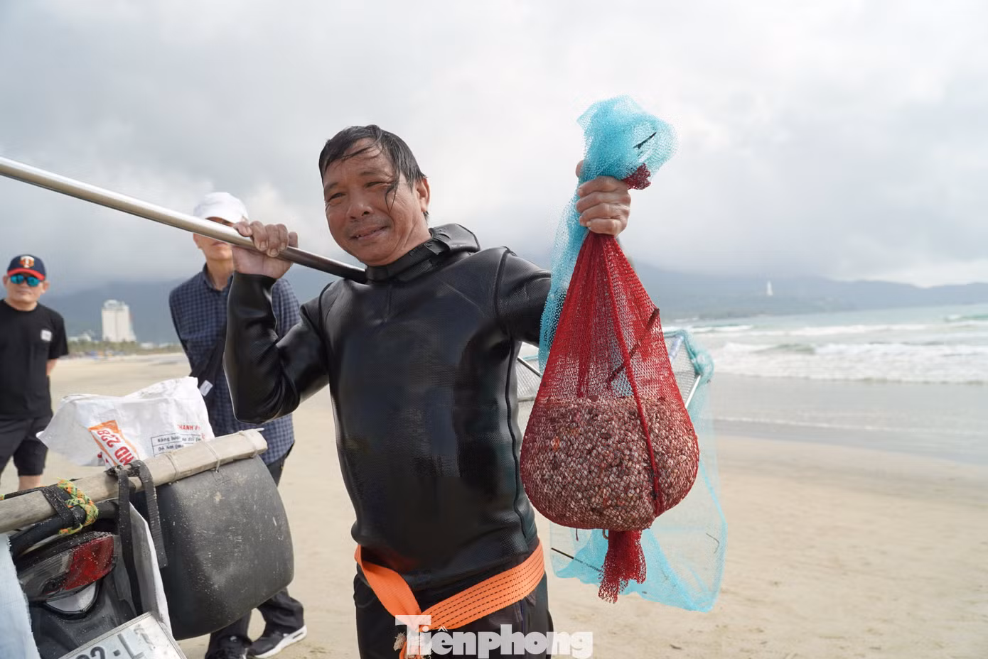 Đây là bao ốc cả chục lon sau gần 1 tiếng đồng hồ miệt mài cào. Theo các ngư dân, sau rằm tháng Giêng là mùa ốc ruốc, mỗi buổi có thể cào hàng chục đến cả trăm lon.