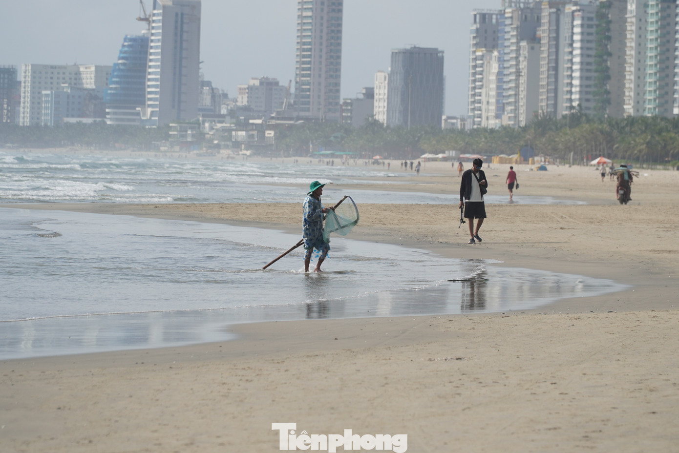 Mùa ốc ruốc thường kéo dài đến tháng 3 âm lịch. Ngư dân tranh thủ khoảng thời gian này đổ ra biển săn "lộc trời".