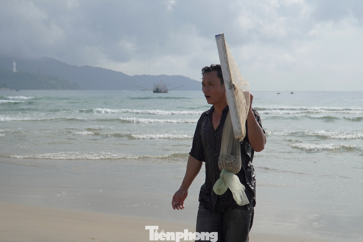 Mùa ốc ruốc thường kéo dài đến tháng 3 âm lịch. Ngư dân tranh thủ khoảng thời gian này đổ ra biển săn "lộc trời".