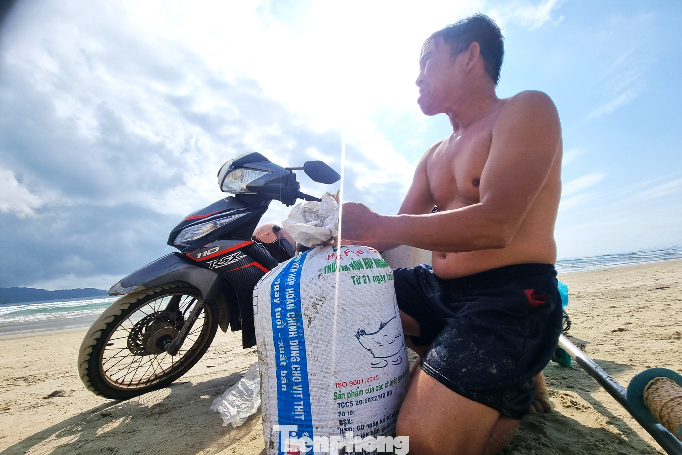 Ông Trần Minh Hưng chạy xe từ huyện Thăng Bình (tỉnh Quảng Nam) ra Đà Nẵng cào ốc. Từ 5h sáng đến gần 9h, ông cào được hơn 100 lon. "100 lon ốc này tôi mang về quê bán sỉ, được gần 4 triệu đồng. Mùa này bắt ốc rất sướng mà bán cũng rất đã tay", ông phấn khởi.