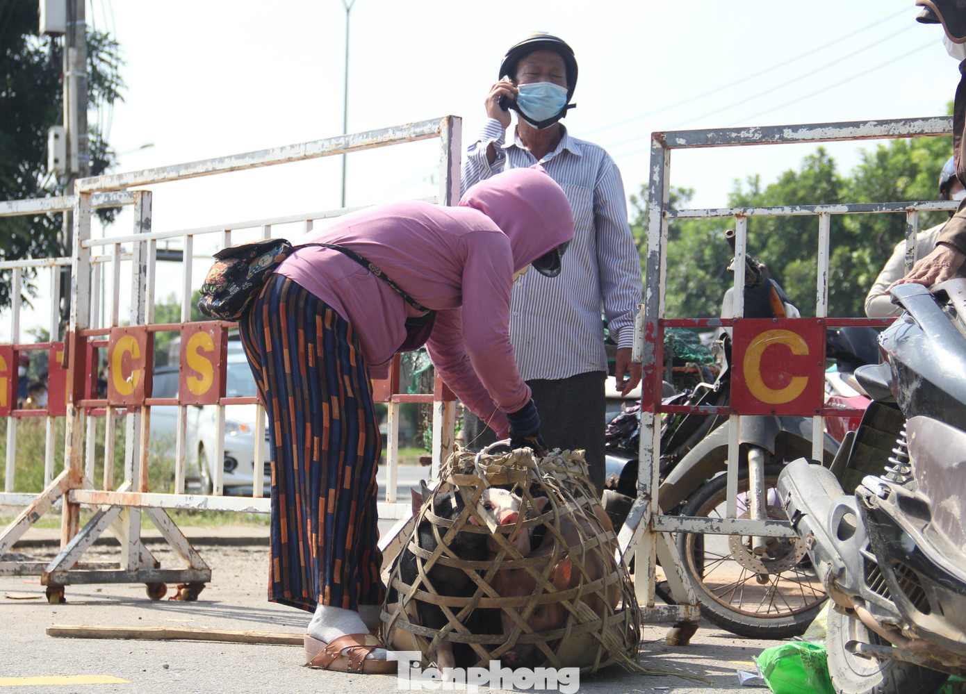 Người dân không qua được chốt, phải gọi điện cho người quen tới nhận hàng hóa.