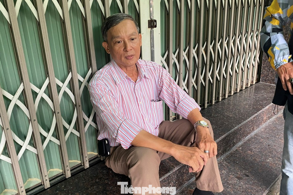 Ông Dũng thẫn thờ trước sự ra đi đột ngột của con.