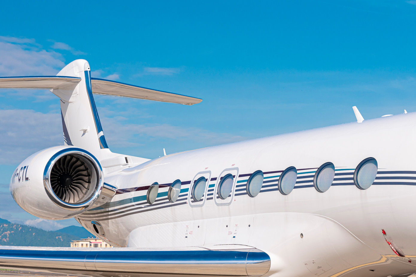 Loạt máy bay và các tỷ phú trên khắp thế giới đến Đà Nẵng khẳng định Việt Nam là một điểm đến hấp dẫn của giới siêu giàu. Trong những năm gần đây, Việt Nam đã liên tục đón các tỷ phú hàng đầu thế giới như Bill Gates, Tim Cook, Jensen Huang… Riêng Đà Nẵng nổi danh là điểm đến tổ chức lễ cưới của giới siêu giàu.