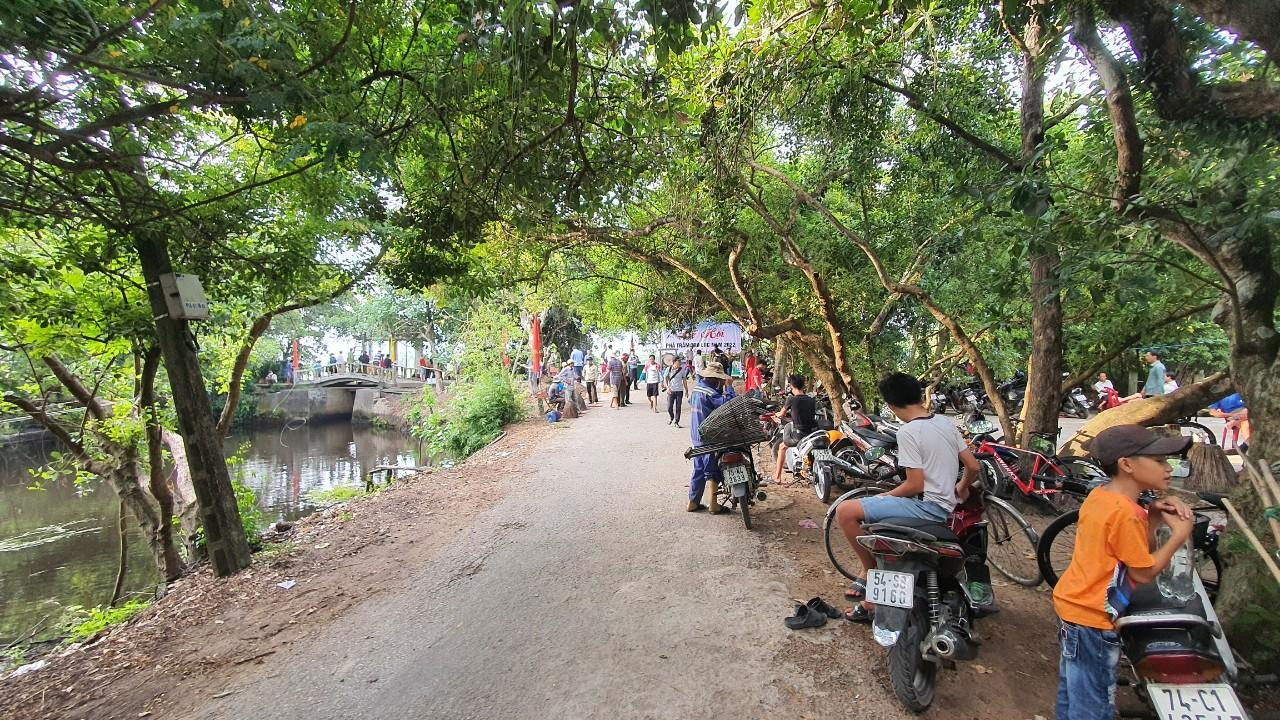 Lễ hội mỗi năm chỉ có một lần. Năm nay lại trúng vào dịp lễ, thời tiết mát mẻ nên dòng người khắp nơi liên tục đổ về. Lễ hội mỗi năm chỉ có một lần. Năm nay lại trúng vào dịp lễ, thời tiết mát mẻ nên dòng người khắp nơi liên tục đổ về.