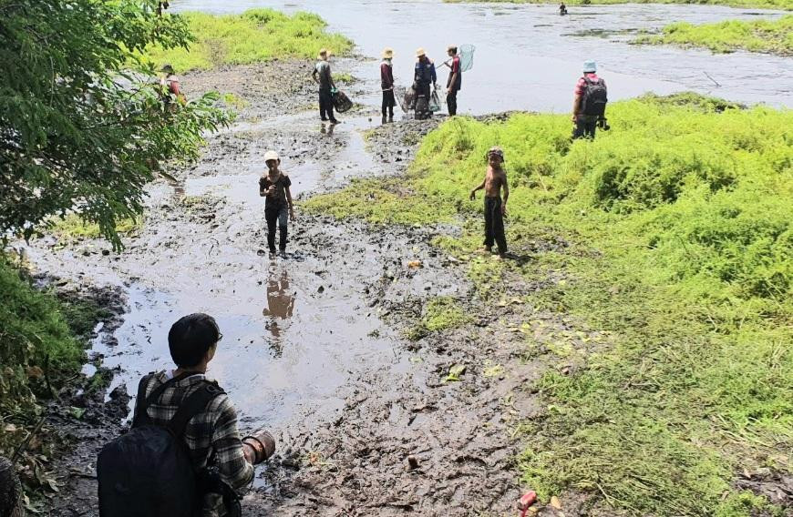 "Phá Trằm" cũng thu hút các tay máy trong và ngoài tỉnh. Ai cũng muốn có một bộ ảnh đẹp về lễ hội độc đáo này. "Phá Trằm" cũng thu hút các tay máy trong và ngoài tỉnh. Ai cũng muốn có một bộ ảnh đẹp về lễ hội độc đáo này.