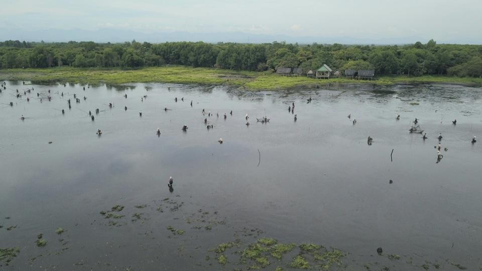 Nước trong hồ đã cạn nên việc đánh bắt dễ dàng hơn. Ảnh: Kim Vương. Nước trong hồ đã cạn nên việc đánh bắt dễ dàng hơn. Ảnh: Kim Vương.