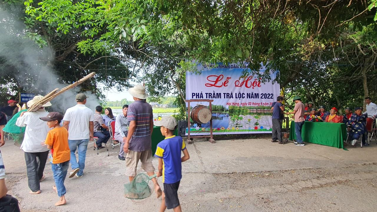 Ai cũng có thể vào hội. Từ em nhỏ cho tới cụ già. Dụng cụ mang theo là nơm, rớ, lưới, chậu… Ai cũng có thể vào hội. Từ em nhỏ cho tới cụ già. Dụng cụ mang theo là nơm, rớ, lưới, chậu…