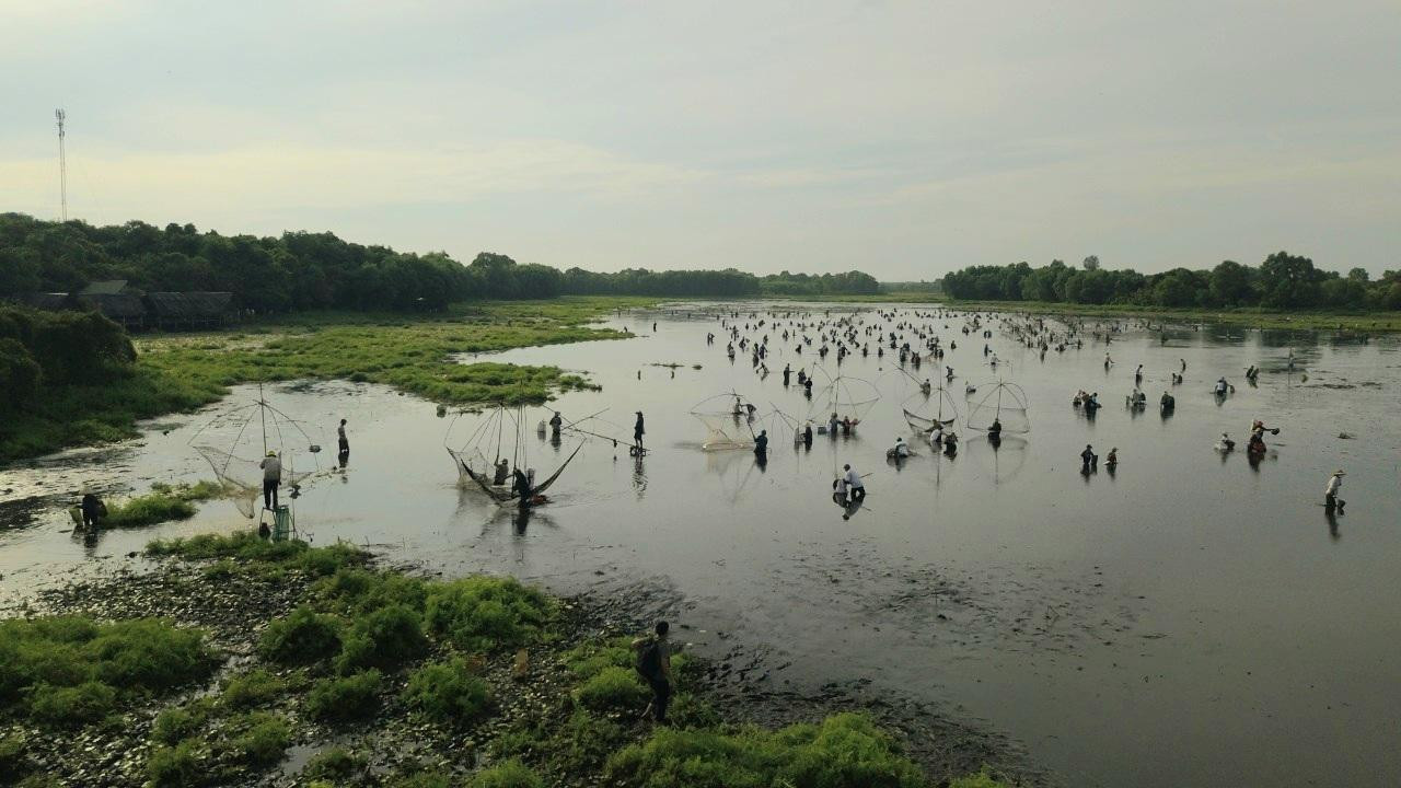 Hàng trăm người háo hức ào xuống hồ. Bà con chia sẻ rằng bắt được cá thì vui, không có con nào cũng vui, quan trọng là được tham gia ngày hội độc đáo này. Ảnh: Kim Vương. Hàng trăm người háo hức ào xuống hồ. Bà con chia sẻ rằng bắt được cá thì vui, không có con nào cũng vui, quan trọng là được tham gia ngày hội độc đáo này. Ảnh: Kim Vương.