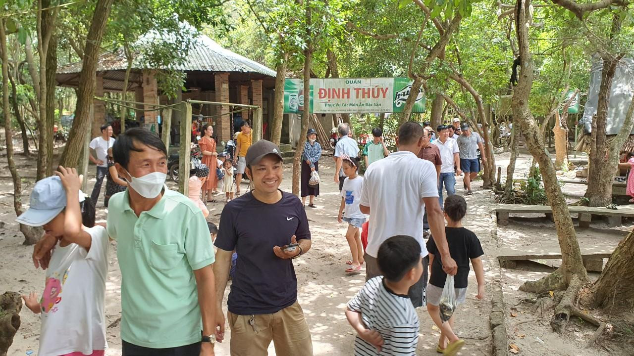 Người dân, du khách khắp nơi đổ về xem hội. Anh Nguyễn Trình (Đà Nẵng) cho hay đã theo dõi lễ hội rất nhiều năm qua. “Hai năm trước vì dịch tôi không đi được nên rất tiếc. Năm nay tôi đã hỏi thời gian tổ chức lễ hội từ sớm để sắp xếp công việc ra đây. Thật sự rất ấn tượng với lễ hội độc đáo này. Vì vậy tôi đã chụp rất nhiều ảnh để về cho bạn bè cùng xem”, anh nói. Người dân, du khách khắp nơi đổ về xem hội. Anh Nguyễn Trình (Đà Nẵng) cho hay đã theo dõi lễ hội rất nhiều năm qua. “Hai năm trước vì dịch tôi không đi được nên rất tiếc. Năm nay tôi đã hỏi thời gian tổ chức lễ hội từ sớm để sắp xếp công việc ra đây. Thật sự rất ấn tượng với lễ hội độc đáo này. Vì vậy tôi đã chụp rất nhiều ảnh để về cho bạn bè cùng xem”, anh nói.