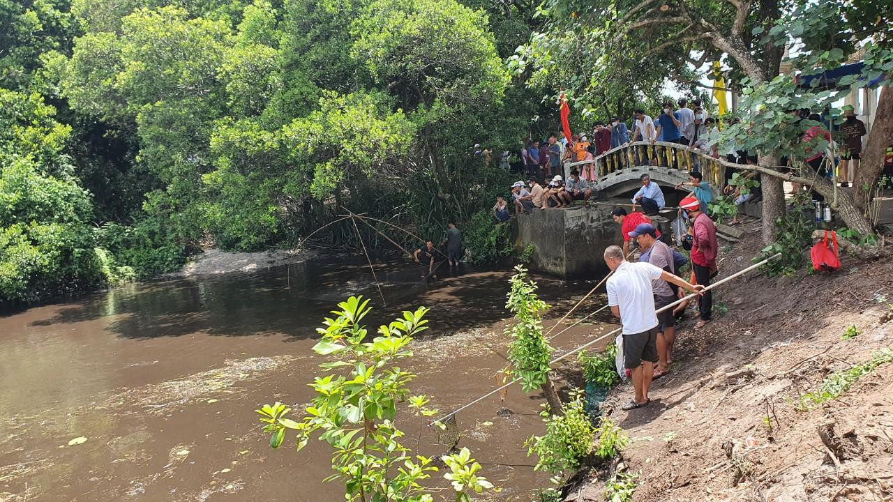 Mọi người đứng trên bờ, khi Ban tổ chức phát lệnh bằng 3 hồi trống mới được xuống hồ bắt cá. Mọi người đứng trên bờ, khi Ban tổ chức phát lệnh bằng 3 hồi trống mới được xuống hồ bắt cá.