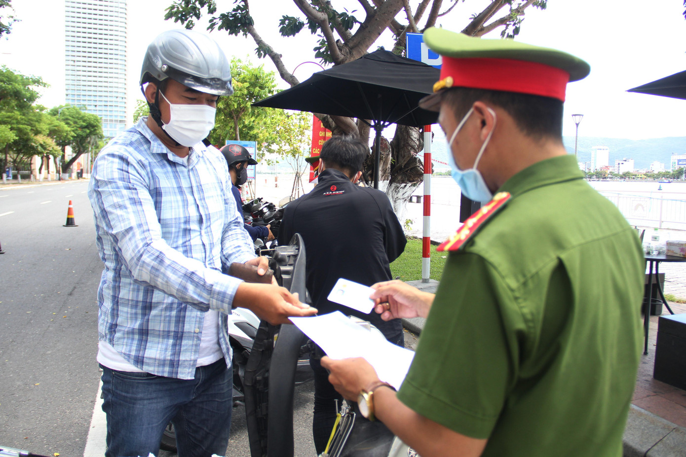 Một số trường hợp là lao động tự do, như thợ hồ đi xây dựng nhà ở tư nhân thì việc xin giấy xác nhận đi đường rất lúng túng. Tuy nhiên qua khai báo, xác minh, lực lượng chức năng cho phép tiếp tục lưu thông, với điều kiện để lại thông tin cá nhân, lộ trình đi – đến. Lực lượng chức năng cũng lưu ý những trường hợp này phải chấp hành các biện pháp phòng chống dịch.