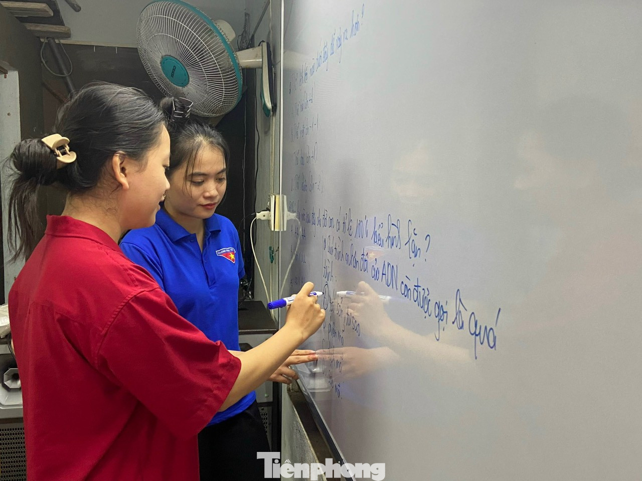 Thầy cô áo xanh giảng bài, chỉ bảo tận tình cho các em học sinh. Thầy cô áo xanh giảng bài, chỉ bảo tận tình cho các em học sinh.