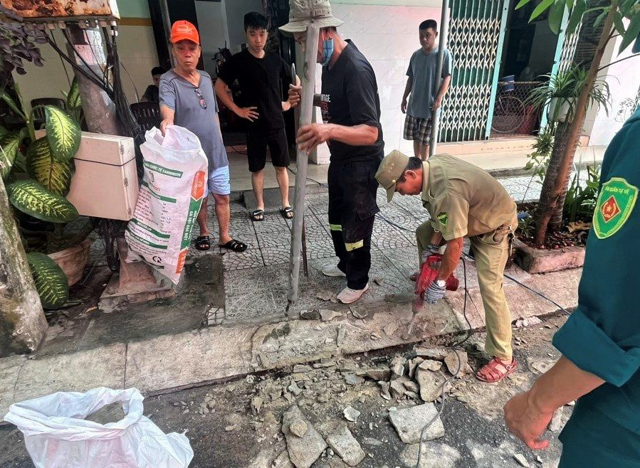 Trong khi đó, tại quận Sơn Trà, nhiều tuyến đường cũng được vệ sinh, dọn dẹp. Lực lượng chức năng tháo dỡ những vật cản đường thoát nước.