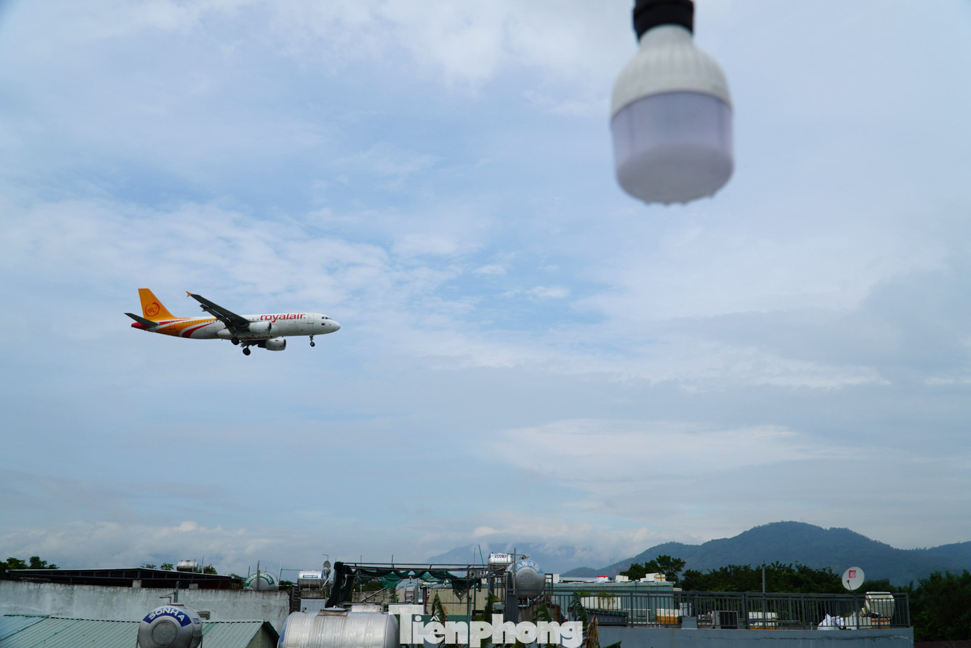 Đà Nẵng mỗi ngày có cả trăm chuyến bay đến và đi, do đó dễ dàng ngắm máy bay từ sáng đến khuya. Chỉ cần chọn một quán cà phê tầng thượng sẽ thấy đủ loại máy bay cất cánh, hạ cánh.