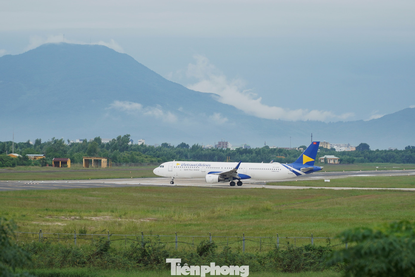 Đà Nẵng mỗi ngày có cả trăm chuyến bay đến và đi, do đó dễ dàng ngắm máy bay từ sáng đến khuya. Chỉ cần chọn một quán cà phê tầng thượng sẽ thấy đủ loại máy bay cất cánh, hạ cánh.