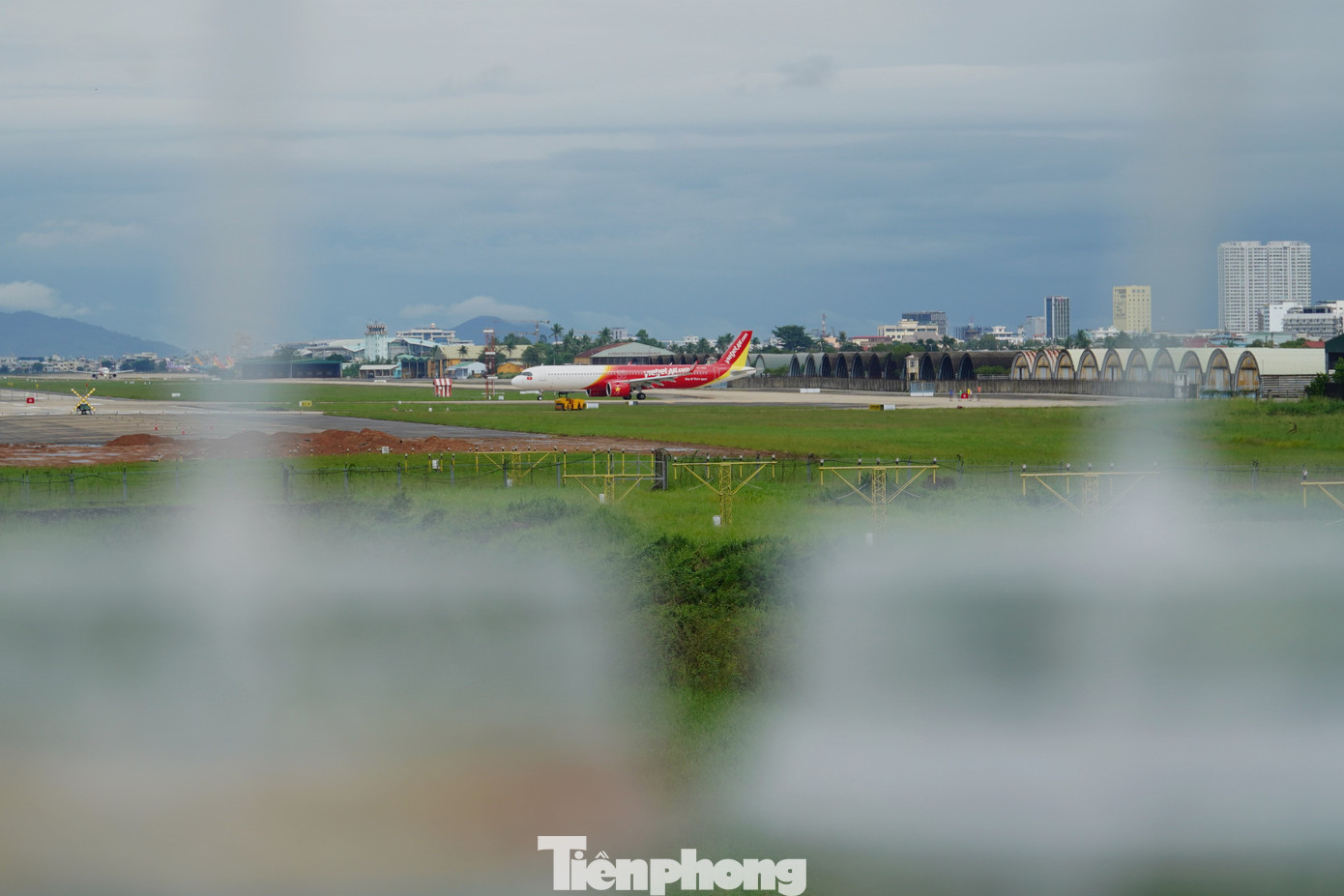 Máy bay đang vào nơi chuẩn bị cất cánh. Chủ quán cà phê trên đường Lê Đại Hành cho hay đây là một trong những quán cà phê xem máy bay đầu tiên của Đà Nẵng. Do quán thuận tiện xem máy bay hạ cánh, di chuyển trong sân, vào đường băng, cất cánh nên khách tới rất đông.