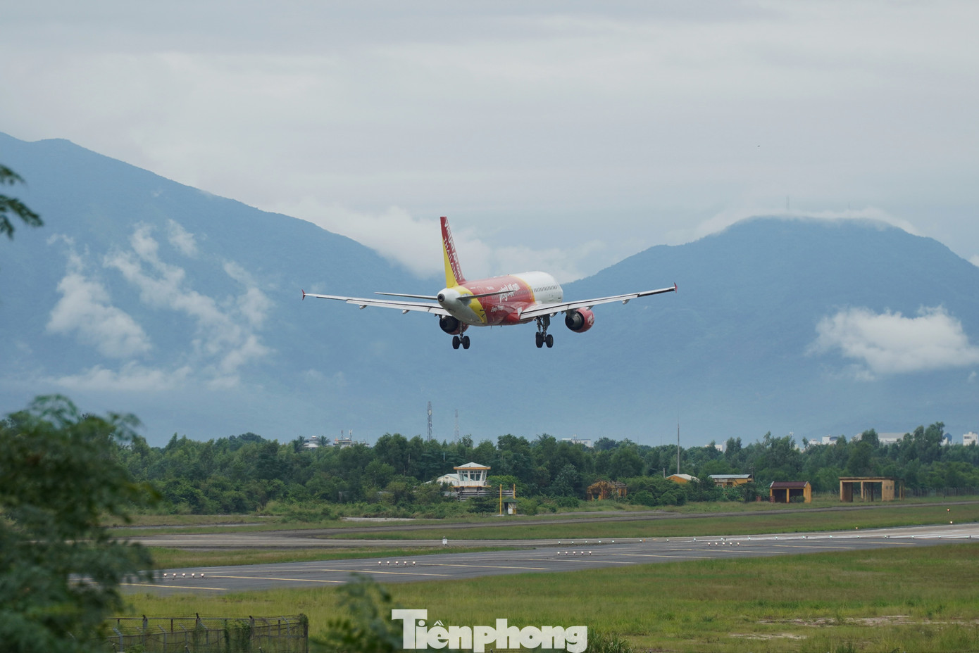 Đủ mọi góc nhìn ngắm máy bay từ quán cà phê. Du khách khi tới Đà Nẵng cũng rất hứng thú với không gian này. "Lần đầu tiên mình thấy máy bay đáp xuống sân trong cự ly gần đến vậy, thật sự rất thú vị. Cứ tầm 5-10 phút lại có một chuyến nên xem rất "đã" mắt", Ngọc Anh (20 tuổi, quê Quảng Trị) bày tỏ.