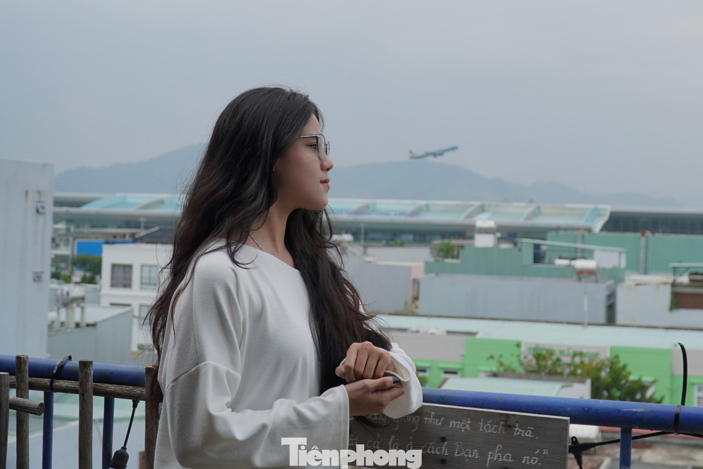 Yến Nhi (24 tuổi) cho hay thường xuyên đến các quán cà phê ngắm máy bay. "Do các quán này ở trên cao, thoáng đãng nên em thấy rất thoải mái, xả stress. Hơn nữa từ trên nhìn xuống, trong thời tiết vào mùa mưa lạnh thật sự rất chill, như đang ở Đà Lạt", Nhi chia sẻ.