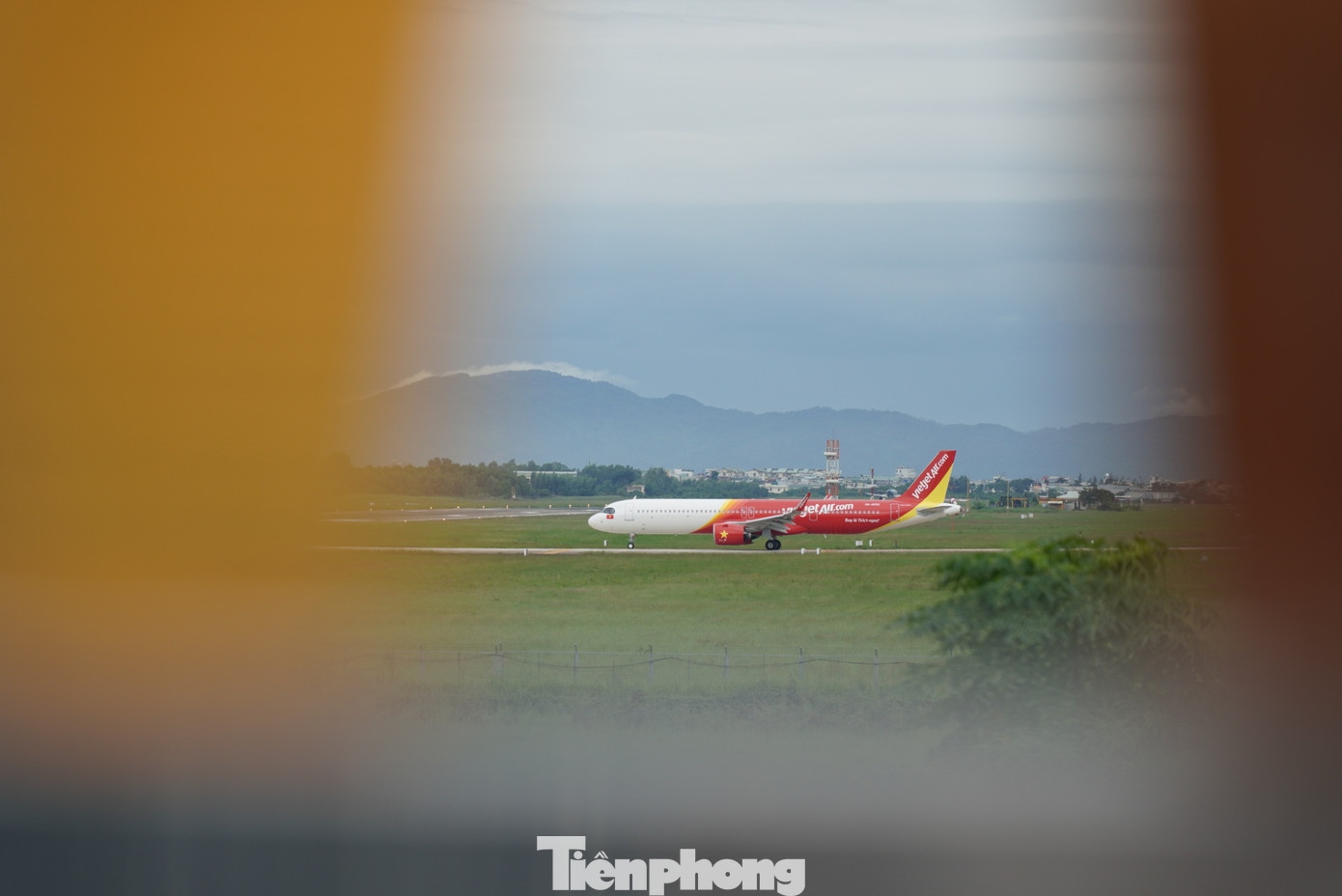 Đà Nẵng mỗi ngày có cả trăm chuyến bay đến và đi, do đó dễ dàng ngắm máy bay từ sáng đến khuya. Chỉ cần chọn một quán cà phê tầng thượng sẽ thấy đủ loại máy bay cất cánh, hạ cánh.