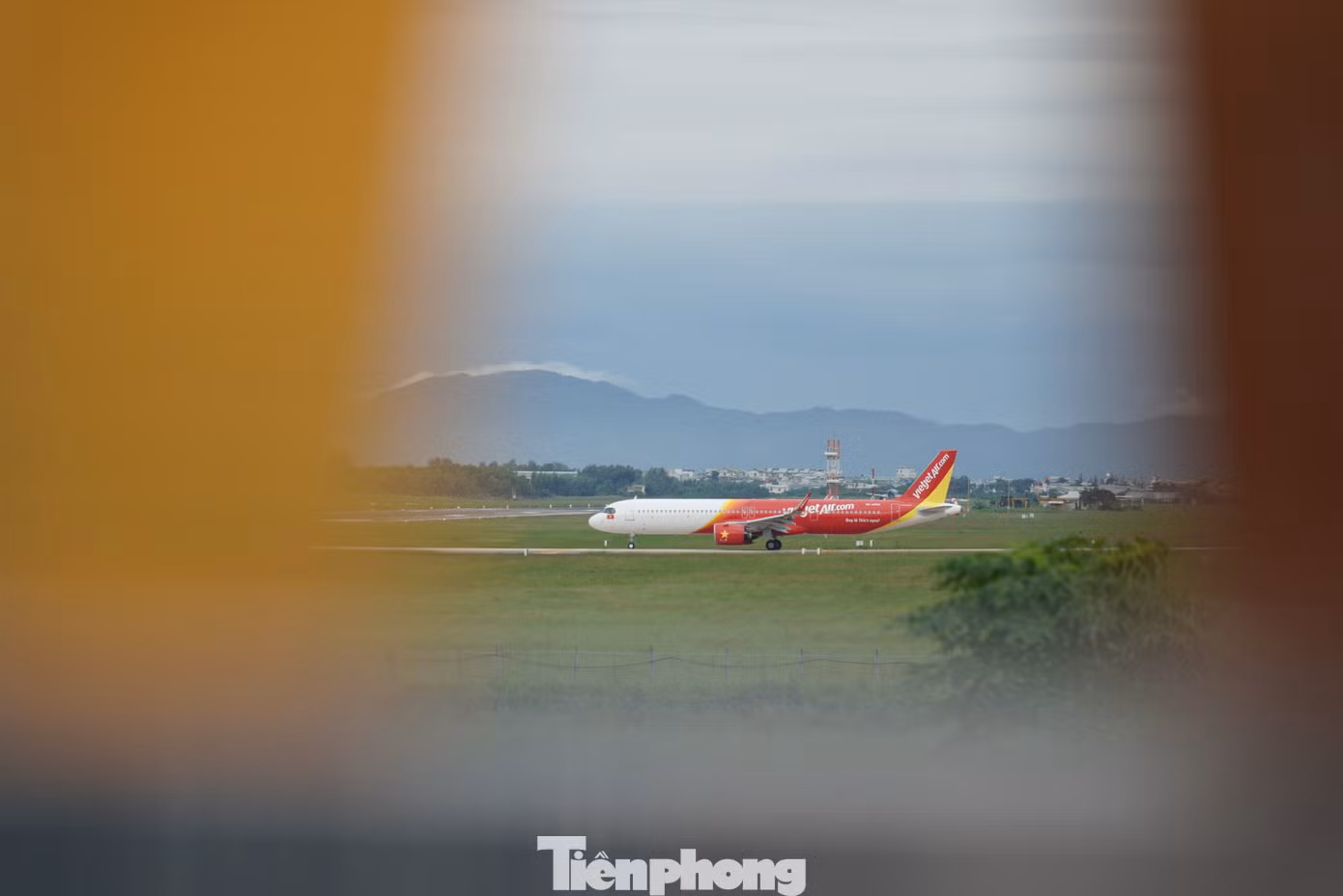 Đà Nẵng mỗi ngày có cả trăm chuyến bay đến và đi, do đó dễ dàng ngắm máy bay từ sáng đến khuya. Chỉ cần chọn một quán cà phê tầng thượng sẽ thấy đủ loại máy bay cất cánh, hạ cánh.