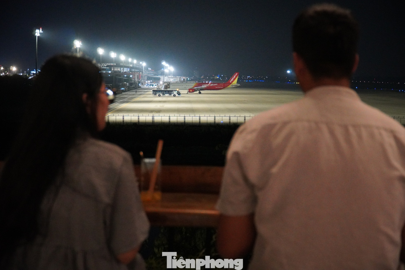 Quanh sân bay Đà Nẵng có nhiều quán cà phê có thể nhìn thấy bên trong sân bay, quan sát được máy bay di chuyển. Mỗi quán một view khác nhau, nhưng đều đem lại nhiều cảm xúc cho những vị khách trẻ. Ảnh: Thanh Hiền.