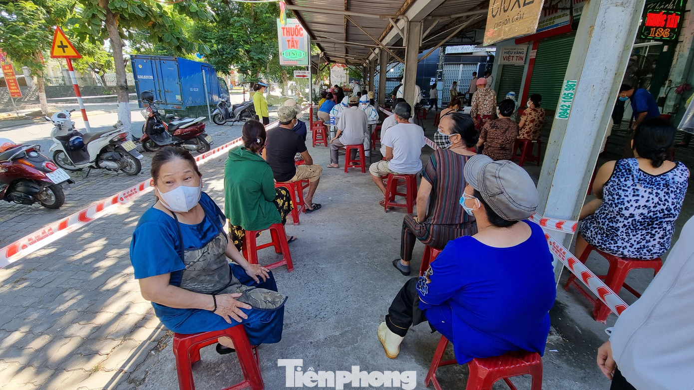 Toàn bộ tiểu thương được bố trí ngồi chờ, phân luồng, giãn cách trước khi vào lấy mẫu. Toàn bộ tiểu thương được bố trí ngồi chờ, phân luồng, giãn cách trước khi vào lấy mẫu.