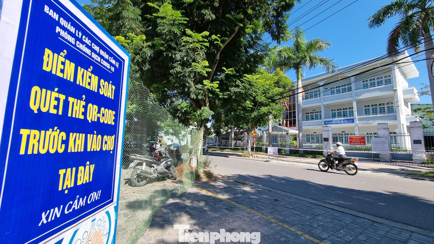 Đây là khu chợ nằm đối diện với Chi Cục thuế khu vực Cẩm Lệ - Hòa Vang, nơi ghi nhận một nữ bệnh nhân mắc COVID-19 vào ngày 13/7. Đây là khu chợ nằm đối diện với Chi Cục thuế khu vực Cẩm Lệ - Hòa Vang, nơi ghi nhận một nữ bệnh nhân mắc COVID-19 vào ngày 13/7.