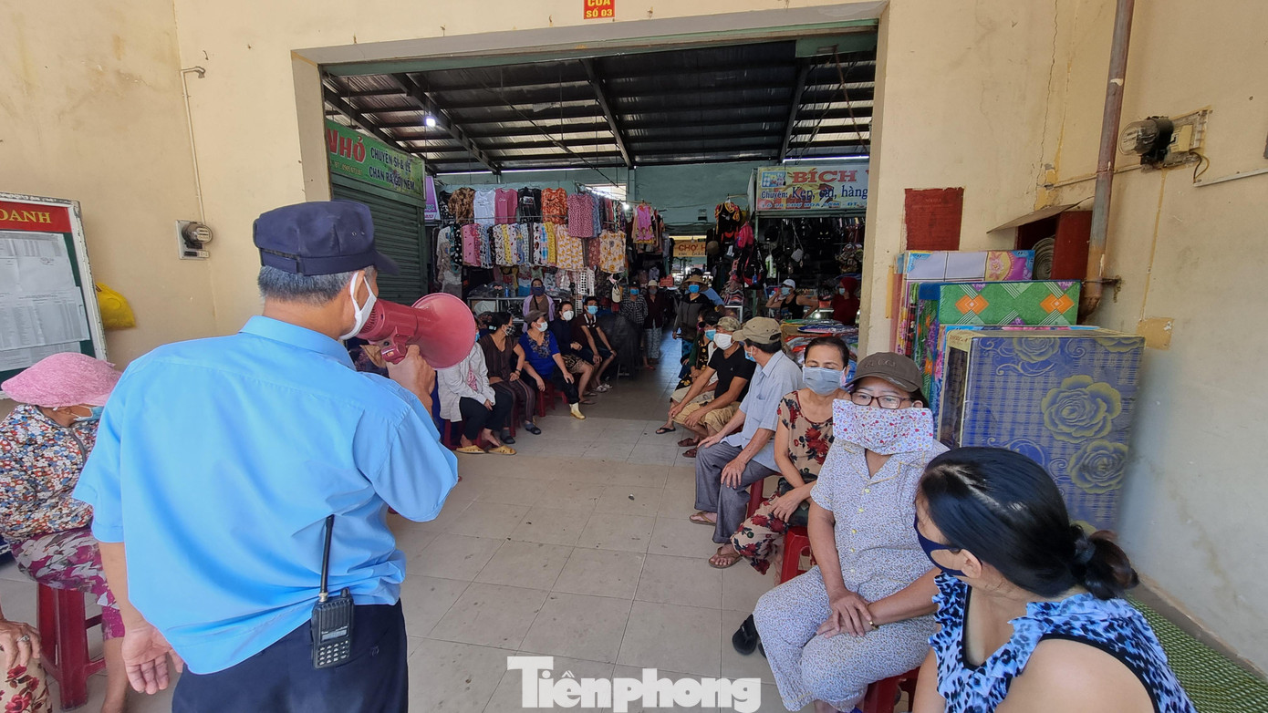 Hơn 350 tiểu thương buôn bán trong chợ và các tuyến đường xung quanh được thông báo lấy mẫu xét nghiệm SARS-CoV-2. Hơn 350 tiểu thương buôn bán trong chợ và các tuyến đường xung quanh được thông báo lấy mẫu xét nghiệm SARS-CoV-2.