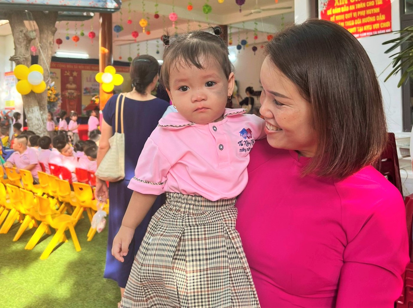 Em nhỏ vẫn còn bỡ ngỡ khi đến trường.