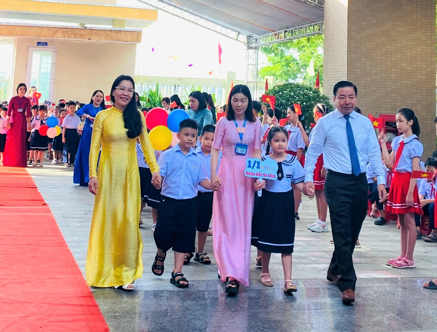 Cô Nguyễn Thị Yến, Hiệu trưởng Trường Tiểu học Trần Nhân Tông (quận Cẩm Lệ) cho hay năm nay nhà trường đón hơn 300 em học sinh lớp 1. Theo tinh thần chung về tổ chức khai giảng của Phòng và Sở GD&amp;ĐT, nhà trường tổ chức buổi lễ từ 7h15.. "Bài phát biểu cũng ngắn gọn, chủ yếu giới thiệu về trường, không khí đón chào năm học mới và khích lệ tinh thần học tập của các em", cô nói.