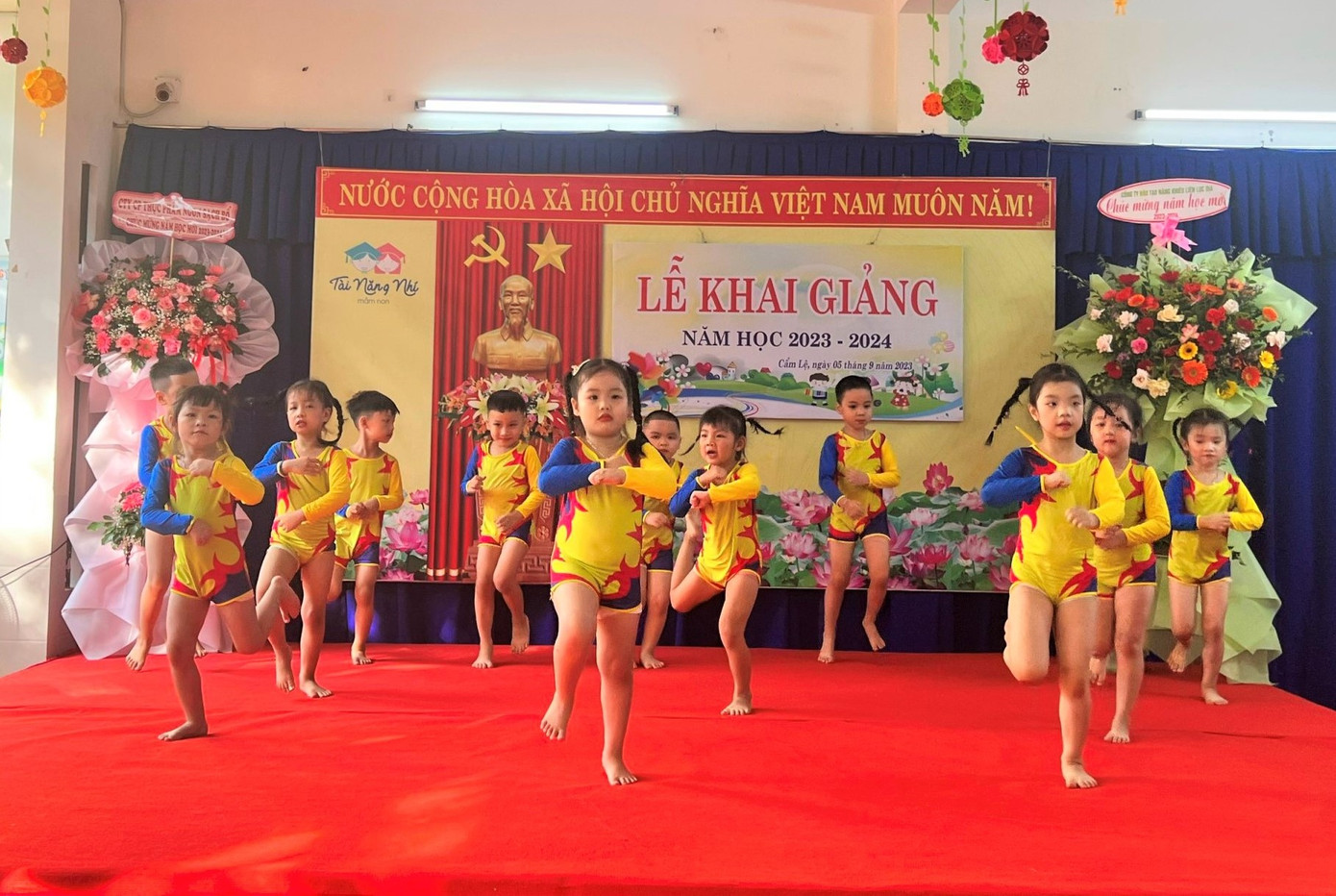 Các trường tổ chức buổi lễ khai giảng trang trọng nhưng ngắn gọn, không rườm rà. Thời gian buổi lễ tối đa 45 phút (kết thúc vào lúc 8h). Theo chỉ đạo của Sở GD&amp;ĐT, lễ khai giảng không có phần phát biểu của lãnh đạo các cấp. Hiệu trưởng các trường phát biểu chào năm học mới, dài từ 3-5 phút.