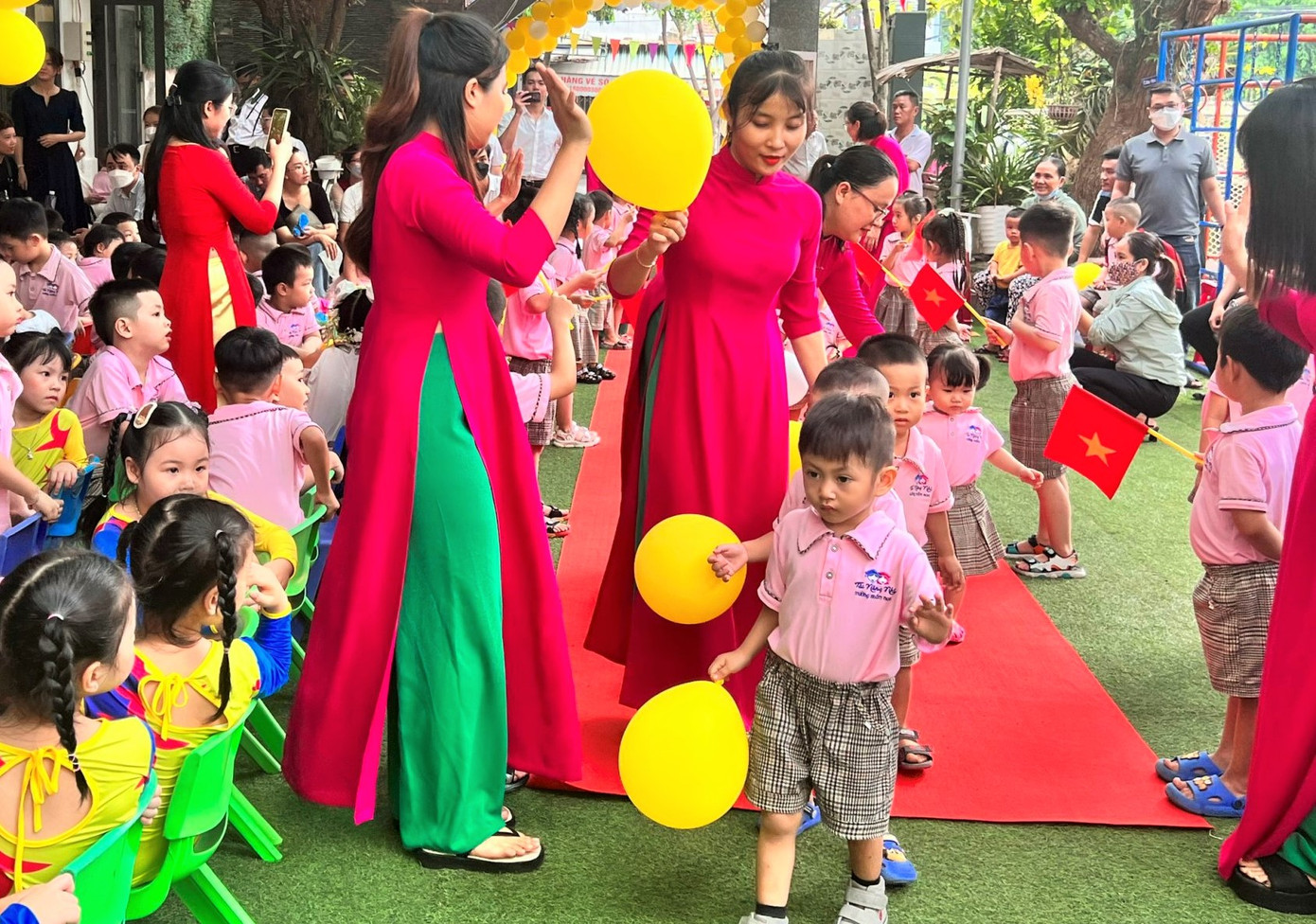 Riêng đối với các trường mầm non tổ chức dưới hình thức “Ngày hội đưa trẻ đến trường” một cách linh hoạt, sáng tạo, phù hợp. Các trường có thể không đọc toàn văn thư của Chủ tịch nước mà chỉ giới thiệu thư và tóm tắt những nội dung chính Chủ tịch nước gửi các cháu.