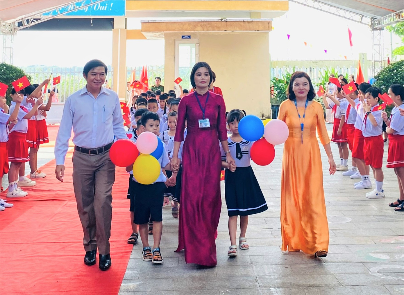 Buổi lễ khai giảng năm nay được tổ chức ngắn gọn với các phần: Ổn định tổ chức; Đón học sinh đầu cấp; Chào cờ, hát quốc ca; Tuyên bố lí do, giới thiệu đại biểu; Đọc thư của Chủ tịch nước; Phát biểu chào năm học mới; Đánh trống khai trường.