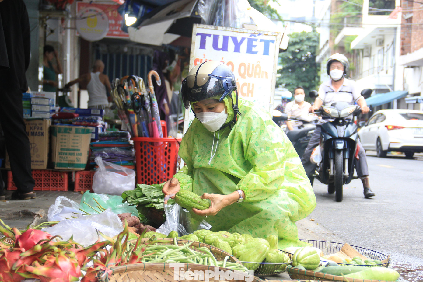 Trong chiều nay (26/9), Đà Nẵng bắt đầu cho học sinh trên toàn địa bàn nghỉ học để phòng chống bão nên các gia đình tranh thủ đi chợ để sẵn sàng thực phẩm trong những ngày tới.