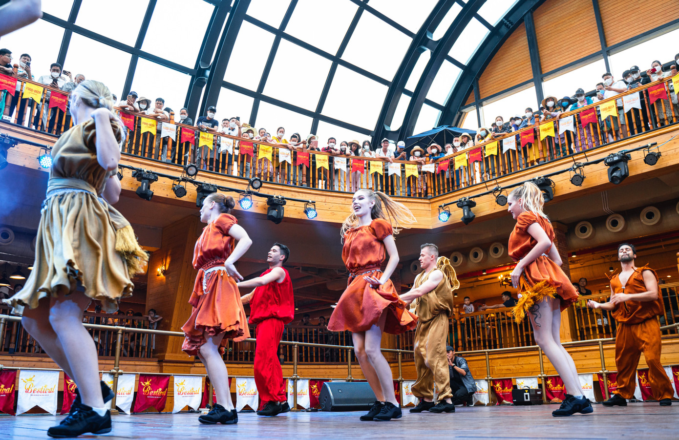 Du khách vây kín khán đài xem các vũ công nước ngoài biểu diễn nghệ thuật.