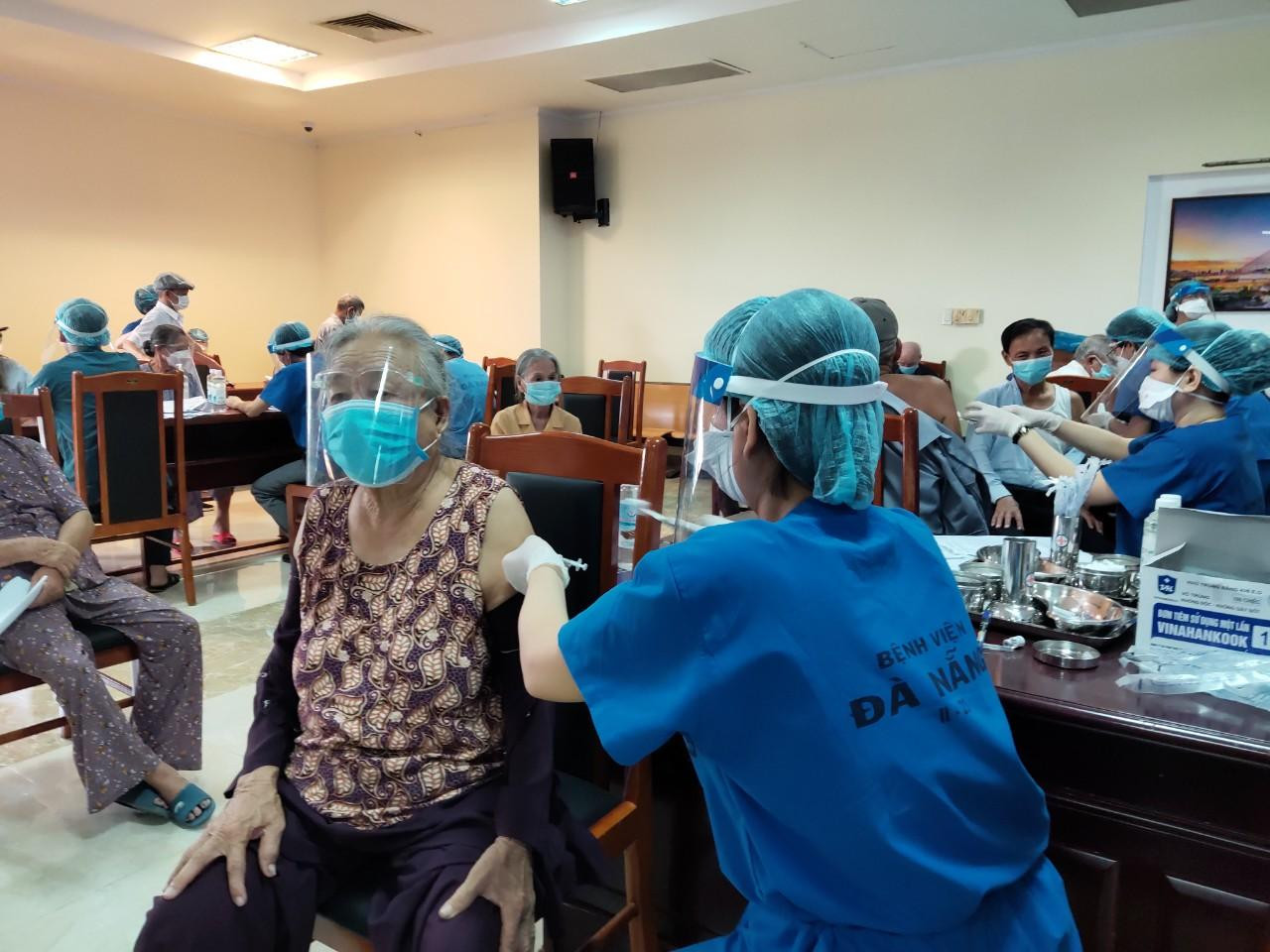 Những người bệnh mạn tính, người có công tại Đà Nẵng được tiêm văc xin Pfizer đợt này.