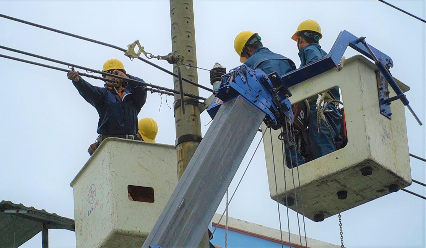 Các khu vực trung tâm quận, huyện được ưu tiên. Công nhân tất bật nối lại điện cho người dân trước khi trời tối để các gia đình sinh hoạt thuận tiện.