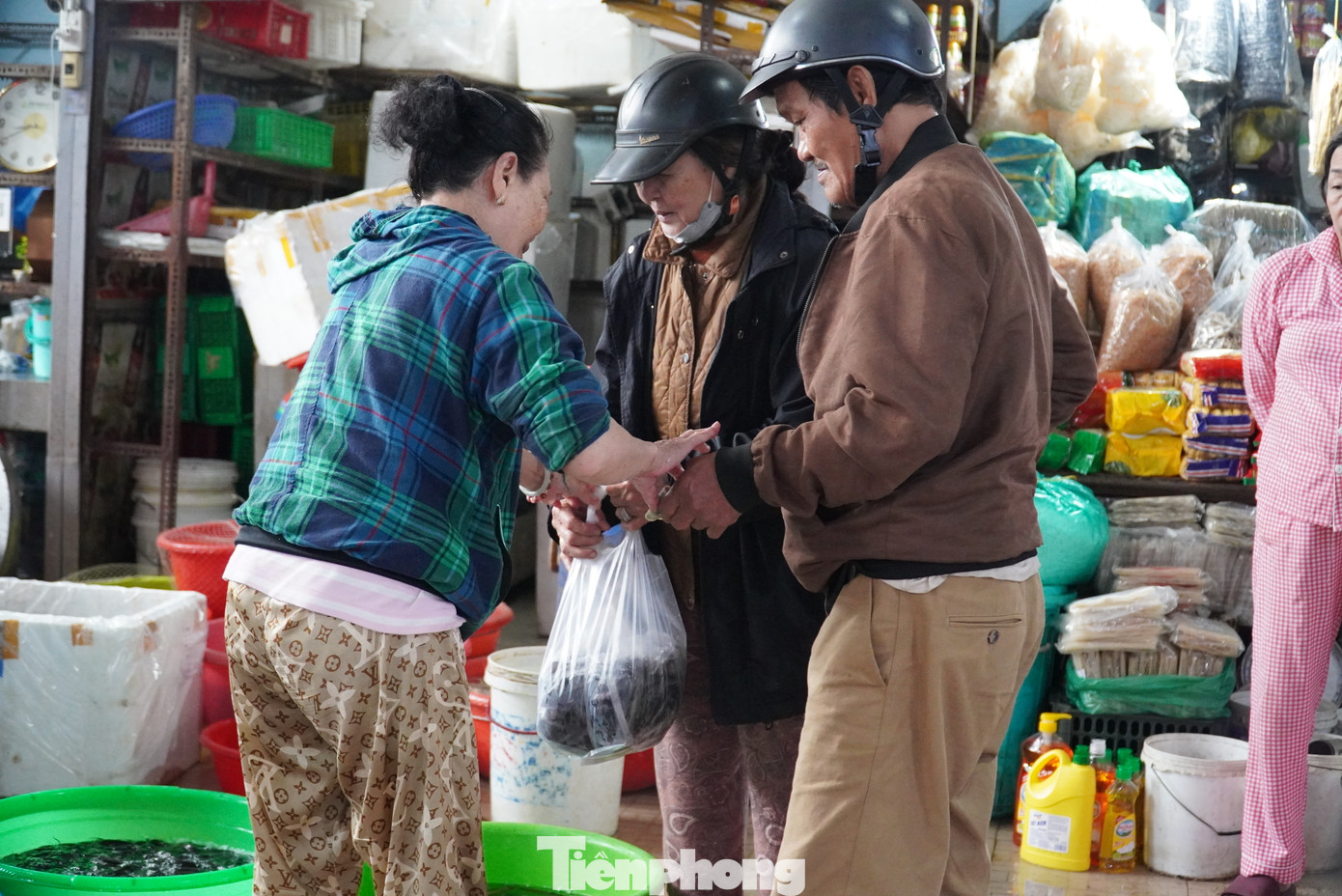 Nhiều người dân mua tới gần cả trăm kg cá. "Vợ chồng tôi ăn chay nhiều năm, để ra một khoản nhỏ để làm những việc lành, trong đó có phóng sinh. Sáng nay nhà tôi mua gần 100kg, đủ loại lươn, cá mang đi thả. Mỗi người một quan niệm, riêng tôi khi nhìn thấy đàn cá quẫy đuôi bơi giữa sông, về với môi trường tự nhiên giống như con người bị giam nhốt lâu nay được thả tự do. Tôi thỏa lòng với khoảnh khắc đó', ông N.T. (62 tuổi, quận Hải Châu) trải lòng. Nhiều người dân mua tới gần cả trăm kg cá. "Vợ chồng tôi ăn chay nhiều năm, để ra một khoản nhỏ để làm những việc lành, trong đó có phóng sinh. Sáng nay nhà tôi mua gần 100kg, đủ loại lươn, cá mang đi thả. Mỗi người một quan niệm, riêng tôi khi nhìn thấy đàn cá quẫy đuôi bơi giữa sông, về với môi trường tự nhiên giống như con người bị giam nhốt lâu nay được thả tự do. Tôi thỏa lòng với khoảnh khắc đó', ông N.T. (62 tuổi, quận Hải Châu) trải lòng.