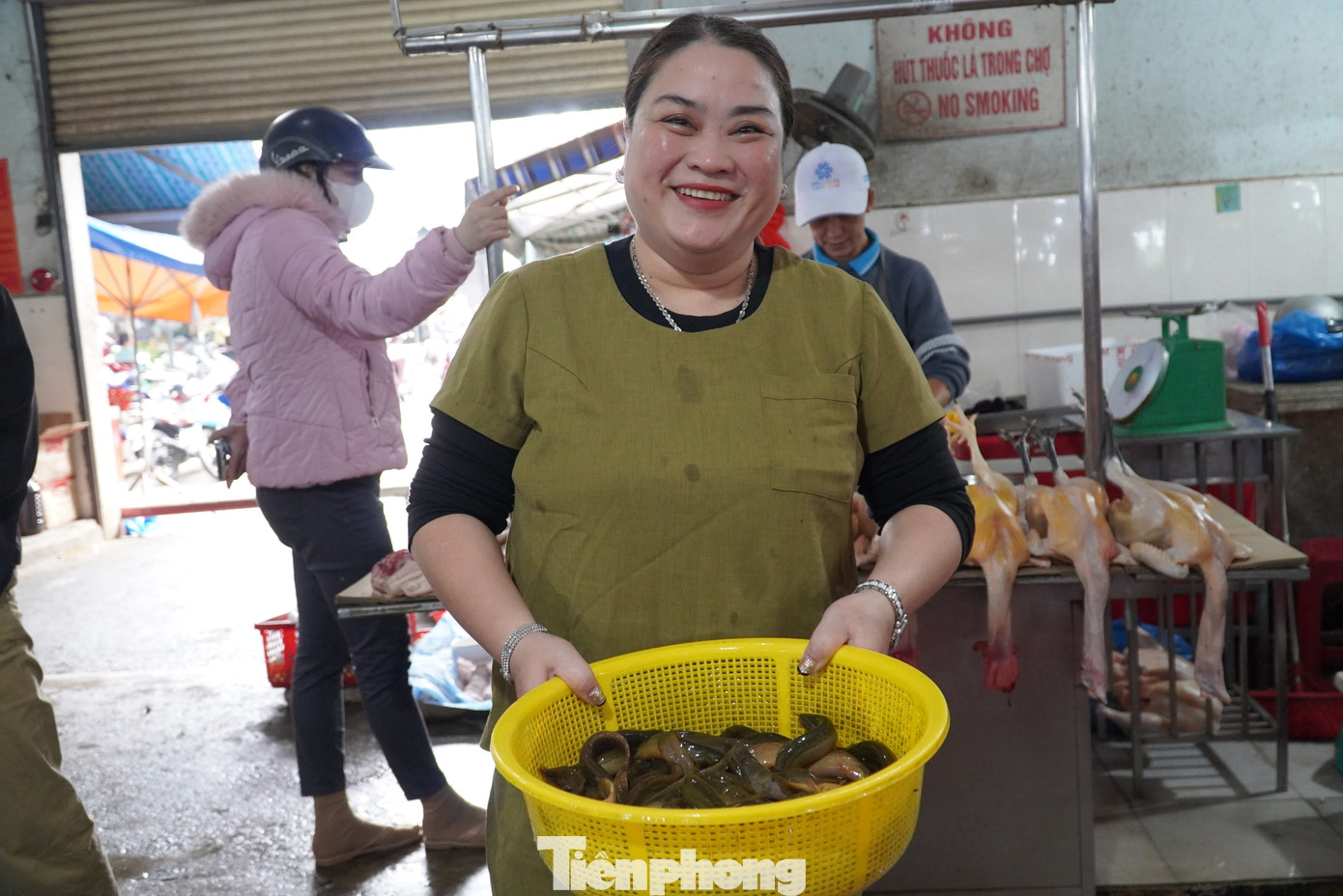 Chị Đặng Thị Thừa, tiểu thương chợ đầu mối Hoà Cường cho hay từ 5h30 sáng chị đã bán cá. Năm nay chị nhập về khoảng 700kg cá trê, cá chạch, lươn, gấp đôi ngày thường. Trong buổi sáng, khách đến mua đông, từ vài trăm ngàn đến vài triệu. Theo chị, đông nhất là các đoàn phật tử, thường mua cả tạ. Chị Đặng Thị Thừa, tiểu thương chợ đầu mối Hoà Cường cho hay từ 5h30 sáng chị đã bán cá. Năm nay chị nhập về khoảng 700kg cá trê, cá chạch, lươn, gấp đôi ngày thường. Trong buổi sáng, khách đến mua đông, từ vài trăm ngàn đến vài triệu. Theo chị, đông nhất là các đoàn phật tử, thường mua cả tạ.