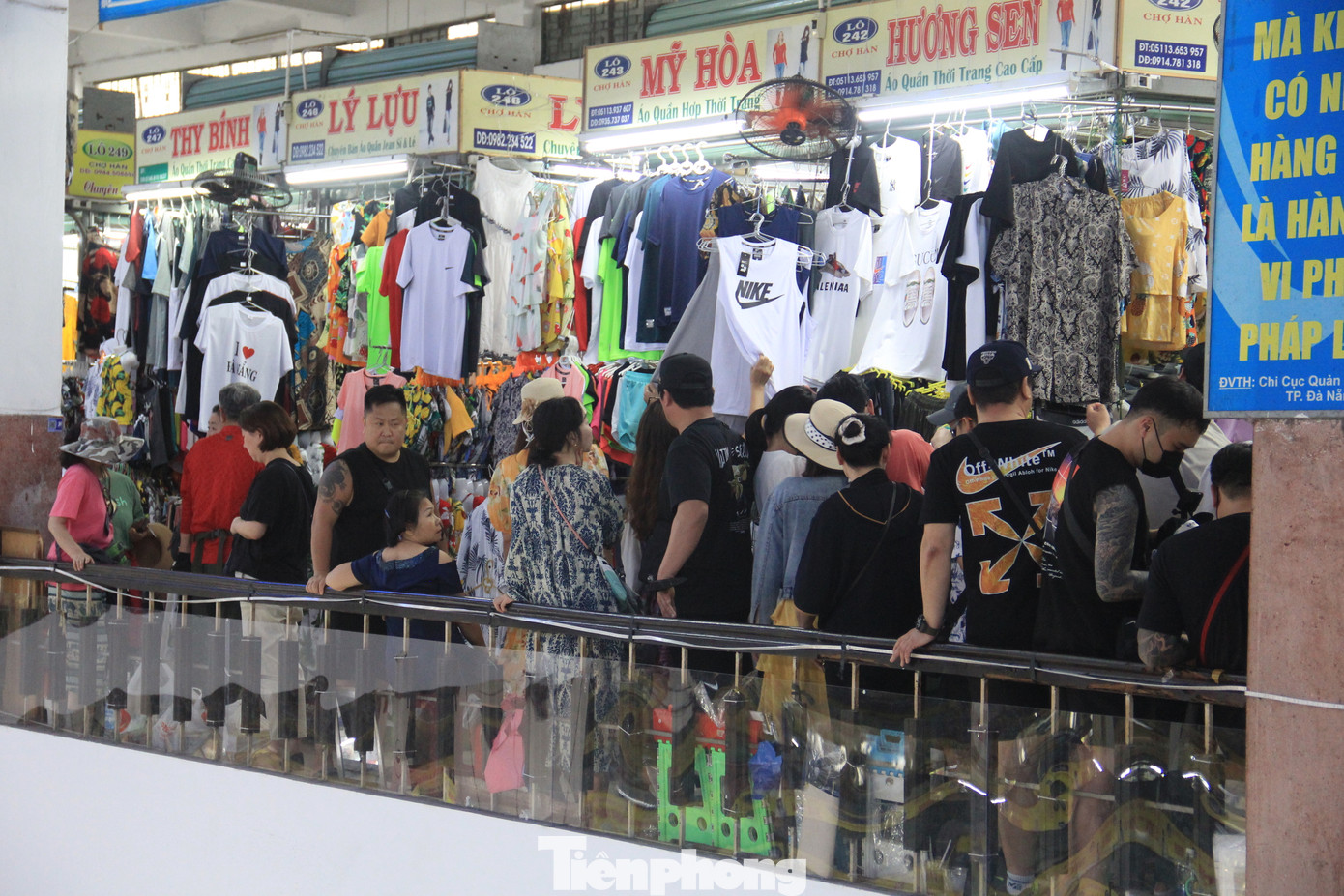 Tầng hai cũng không thua kém. Du khách nối nhau đi qua các hàng bán quần áo, giày dép.