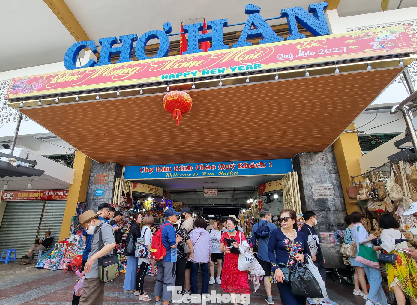 Theo ghi nhận, khoảng 8h sáng chợ đã có khách. Đến khoảng 9h lượng khách bắt đầu đông hơn, đổ về kín các lối vào chợ.