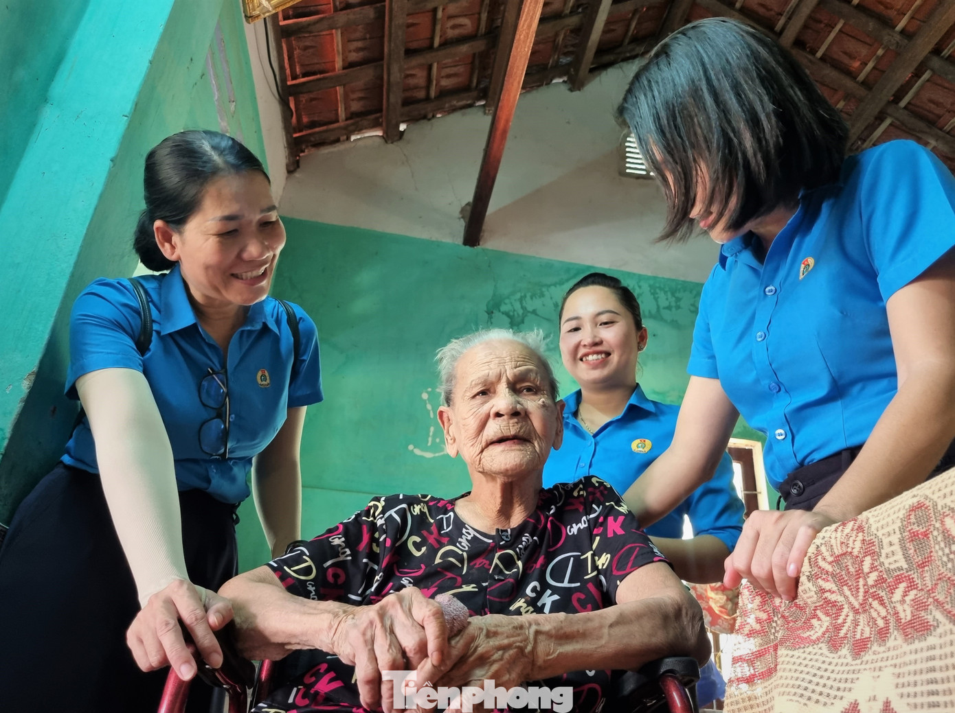 Mẹ Thìn 100 tuổi, vẫn nhớ như in ký ức những ngày bên chồng và con trai cả. Mẹ Thìn 100 tuổi, vẫn nhớ như in ký ức những ngày bên chồng và con trai cả.