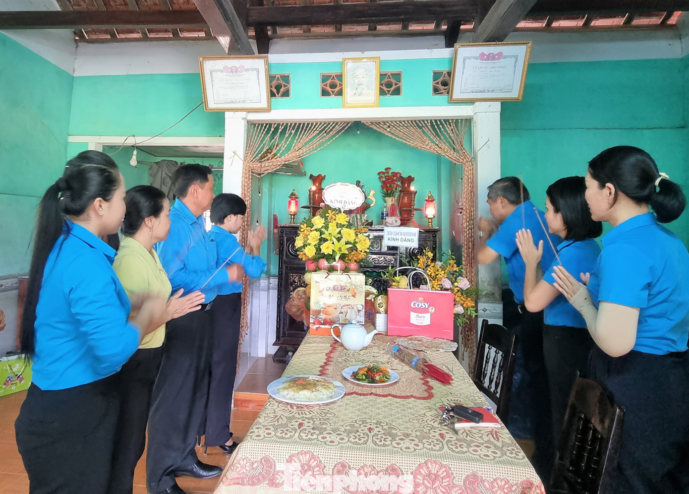 Liên đoàn Lao động huyện Hòa Vang tới thắp hương, làm mâm cúng giỗ tại nhà mẹ Thìn. Liên đoàn Lao động huyện Hòa Vang tới thắp hương, làm mâm cúng giỗ tại nhà mẹ Thìn.