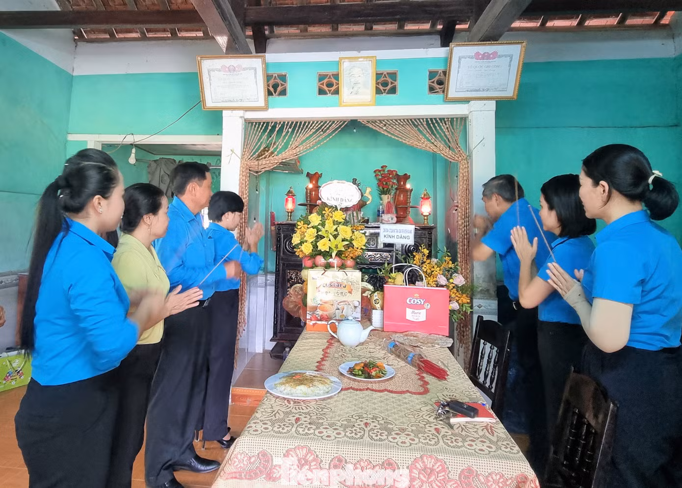 Liên đoàn Lao động huyện Hòa Vang tới thắp hương, làm mâm cúng giỗ tại nhà mẹ Thìn. Liên đoàn Lao động huyện Hòa Vang tới thắp hương, làm mâm cúng giỗ tại nhà mẹ Thìn.