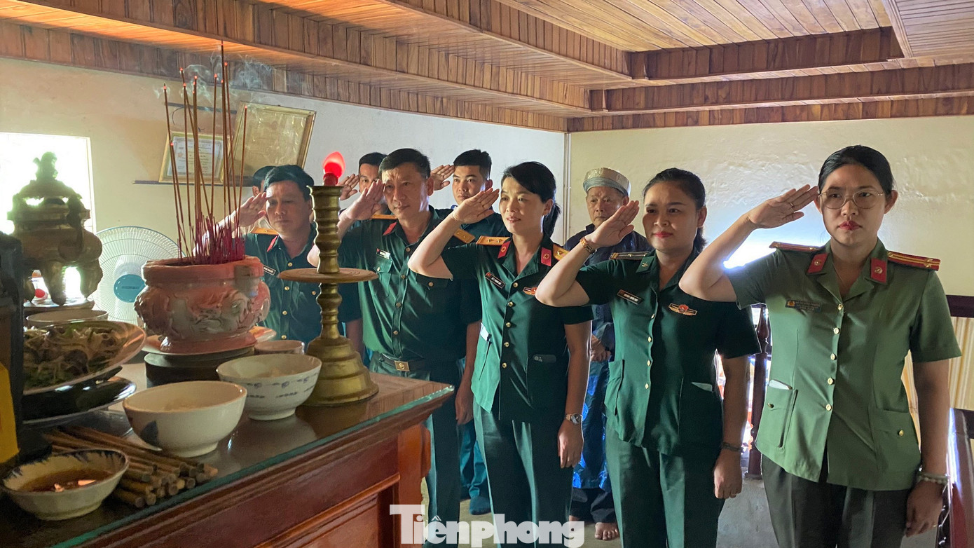 Đại diện BCH Quân sự TP Đà Nẵng tri ân những người đã ngã xuống vì Tổ quốc. Đại diện BCH Quân sự TP Đà Nẵng tri ân những người đã ngã xuống vì Tổ quốc.